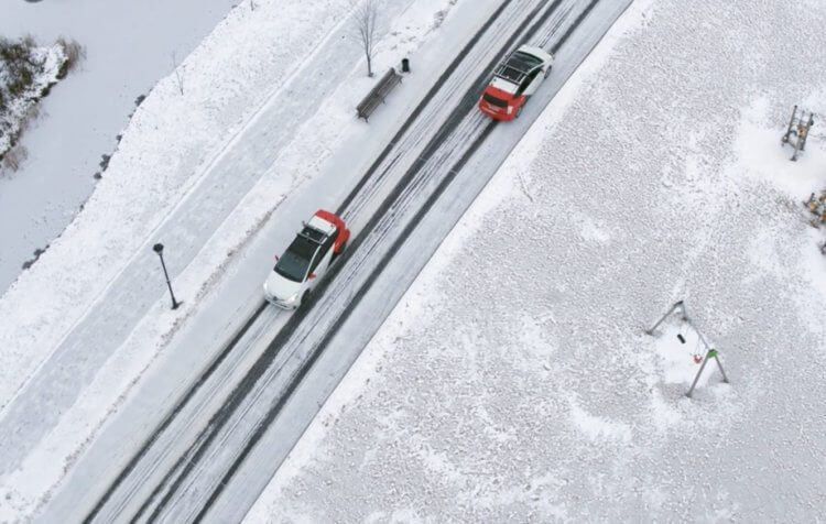 Обязанности поставщиков услуг беспилотного такси. Яндекс уже испытывала беспилотные автомобили в зимних условиях, но как они будут себя вести на улицах города — не ясно. Фото.