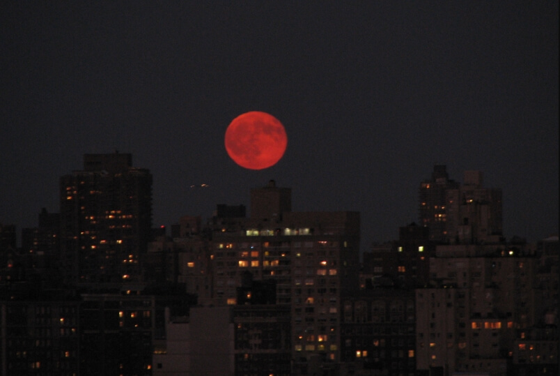 В суперлуние Луна на 25% ярче и 12% крупнее. Фото.