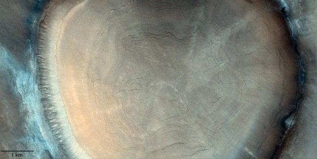 Какие тайны хранит марсианский кратер, похожий на пень? Фото.