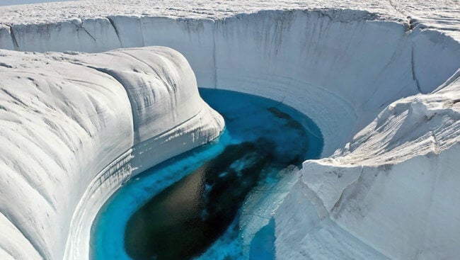 Резкое таяние ледников в Гренландии привело к повышению уровня мирового океана. Фото.