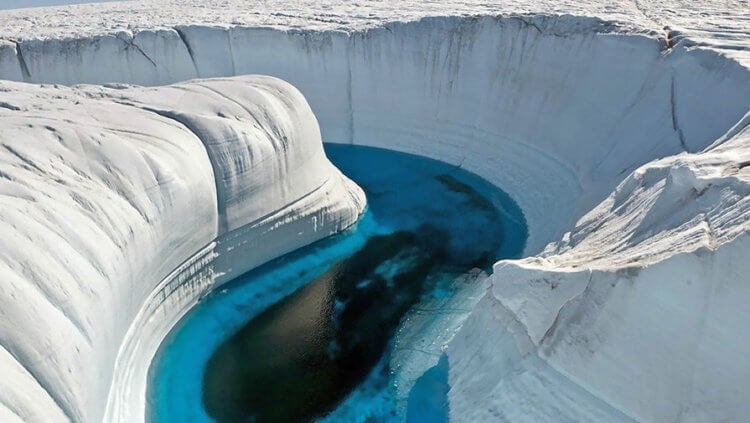 Резкое таяние ледников в Гренландии привело к повышению уровня мирового океана. Таяние ледников в Гренландии привело к повышению уровня воды в мировом океане. Фото.