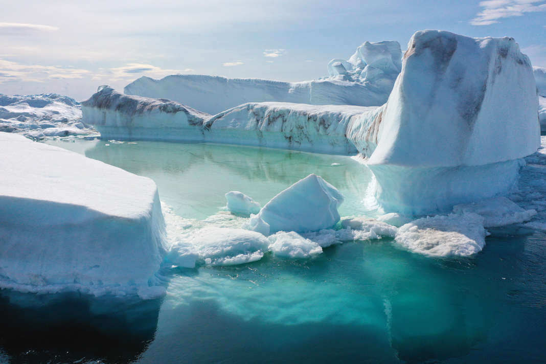 102682036 <p>Мы неоднократно рассказывали о том, что Арктика нагревается быстрее, чем остальная часть земного шара. Со временем она может вообще превратиться в дождливый регион, на котором не будет снега и ледников. Причем процесс изменения климата начался уже сейчас. К примеру, в прошлом году впервые в истории в Гренландии прошел дождь. Но, самое главное, что на острове катастрофически быстро начали таять ледники. Согласно последним данным со спутников, за последние 20 лет он потерял 5100 миллиардов тонн льда. Чтобы вам проще было представить какое это количество воды, поясню, что ее хватило бы, чтобы затопить площадь, равную США, на полметра. Разумеется, такой глобальный процесс не мог пройти бесследно для всей планеты. Он привел к повышению уровня воды в мировом океане на 1,2 сантиметра. На первый взгляд это небольшой показатель, однако его последствия более чем серьезные. Кроме того, ученых пугает скорость повышения уровня воды.