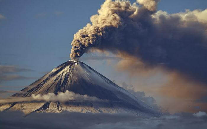 Что представляет собой вулкан Эбеко. Вулкан Эбеко имеет конусообразную форму. Фото.