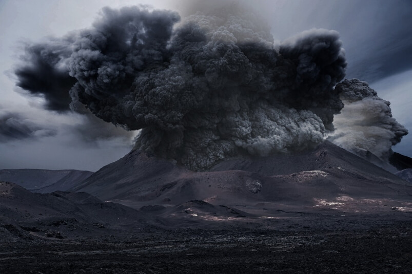 2082804 <p>С утра 6 феврале соцсети и новостные СМИ облетели эффектные кадры, на которых запечатлено начало извержения вулкана Эбеко, расположенного на острове Парамушир Большой Курильской гряды. Это один из самых активных вулканов на Курильских островах. Последний раз он извергался в прошлом году. Тогда столб пепла поднялся на высоту порядка 3,7 км, а шлейф растянулся на 10 км. В постоянную активность вулкан пришел во второй половине 80-х годов, и с тех пор регулярно извергается с перерывом в несколько лет. Причем в последнее время выбросы участились. Так с 2016 по 2018 г. Эбека начал извергаться вообще ежегодно. В момент пика своей активности он выбрасывает столбы пепла и серы. Как утверждают эксперты, этот вулкан активен уже почти 2500 лет. К счастью, те извержения, которые наблюдаются в последние годы, большой угрозы населению не представляют. Однако поведение вулкана вызывает у специалистов серьезные опасения.