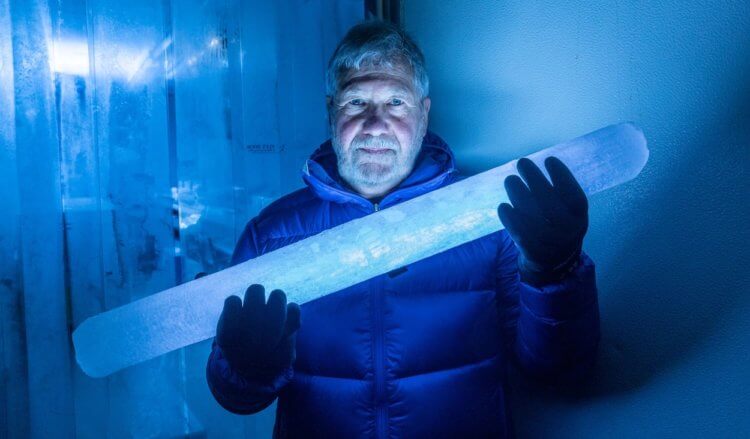 Исследование ледника Южное Седло шокировало ученых. Пол Маевски с керном, добытым из ледника Южное Седло. Фото.