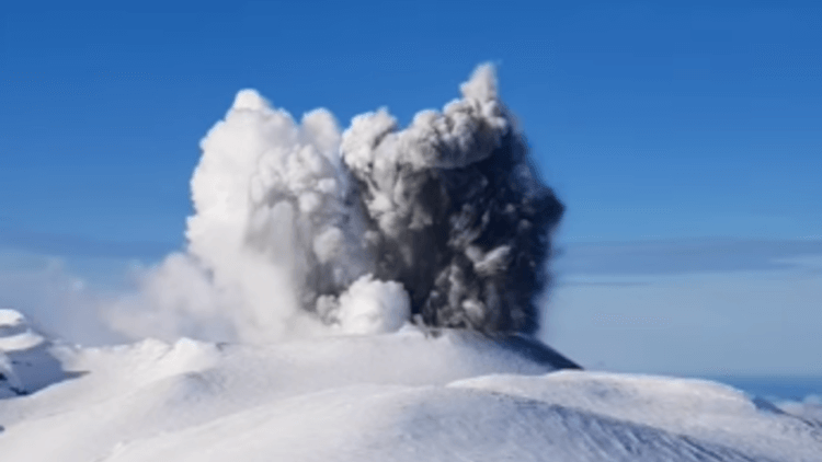 В чем опасность вулкана Эбеко. Каждый взрыв вулкана Эбеко сопровождается выбросом большого количества токсичных газов. Фото.