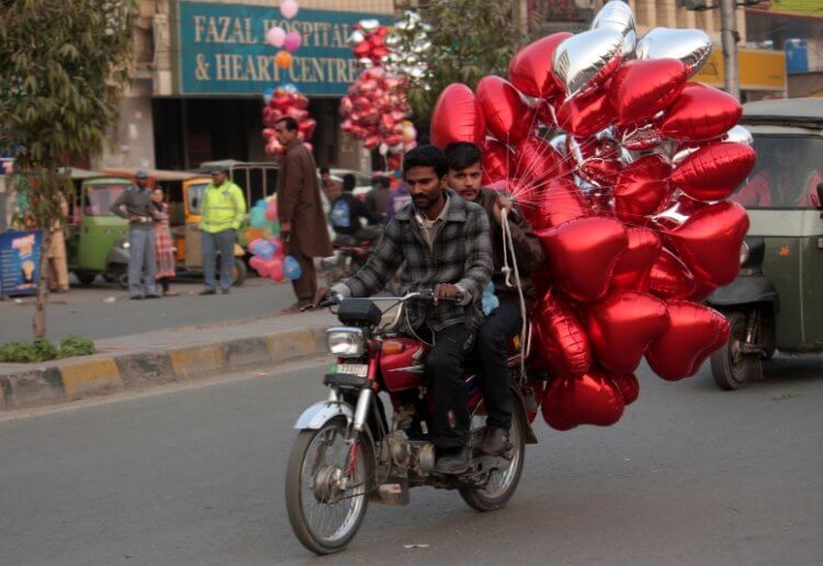 В Пакистан День влюбленных запрещен высшим судом страны. В Пакистане День святого Валентина запрещен с 2017 года. Фото.