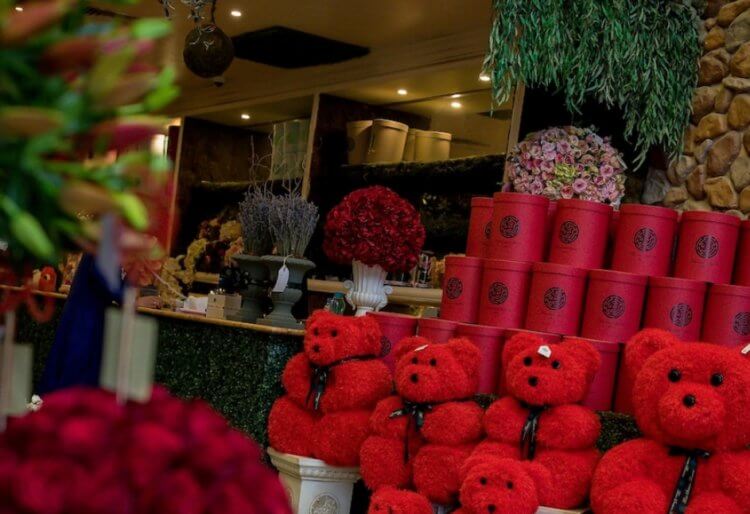 В Индии с Днем святого Валентина воюют националисты. В Саудовской Аравии с недавних пор разрешено продавать товары ко Дню святого Валентина. Фото.