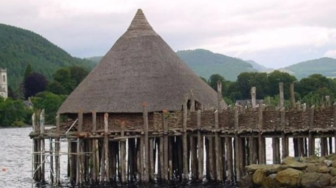 Самые первые искусственные острова — это кранноги. Фото.