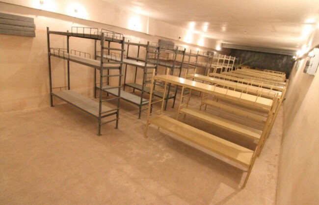 Нары в бомбоубежище. Фото.