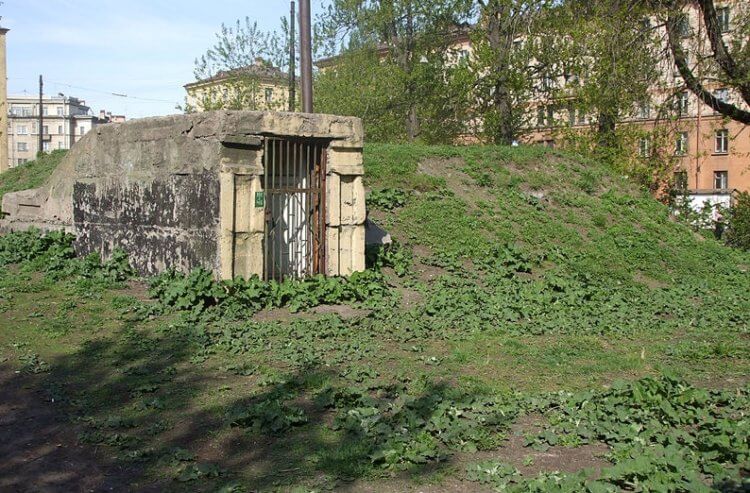 Какие бывают бомбоубежища? Многие бомбоубежища были построены очень давно. На фото — вход в бункер в Санкт-Петербурге времен Холодной войны. Фото.