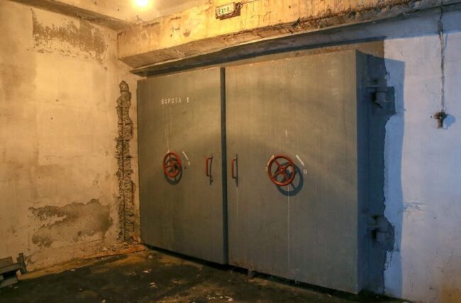 Надежные бомбоубежища оснащены крепкими воротами. Фото.