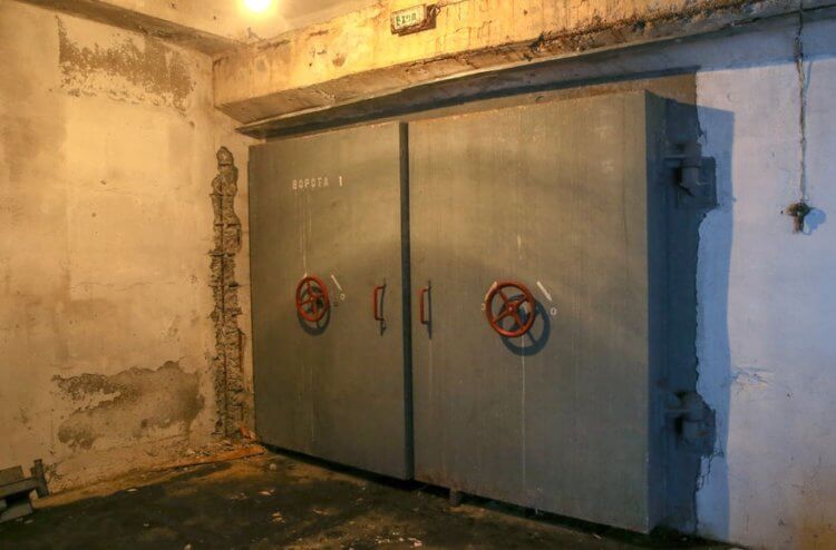 Что находится внутри бомбоубежища? Надежные бомбоубежища оснащены крепкими воротами. Фото.