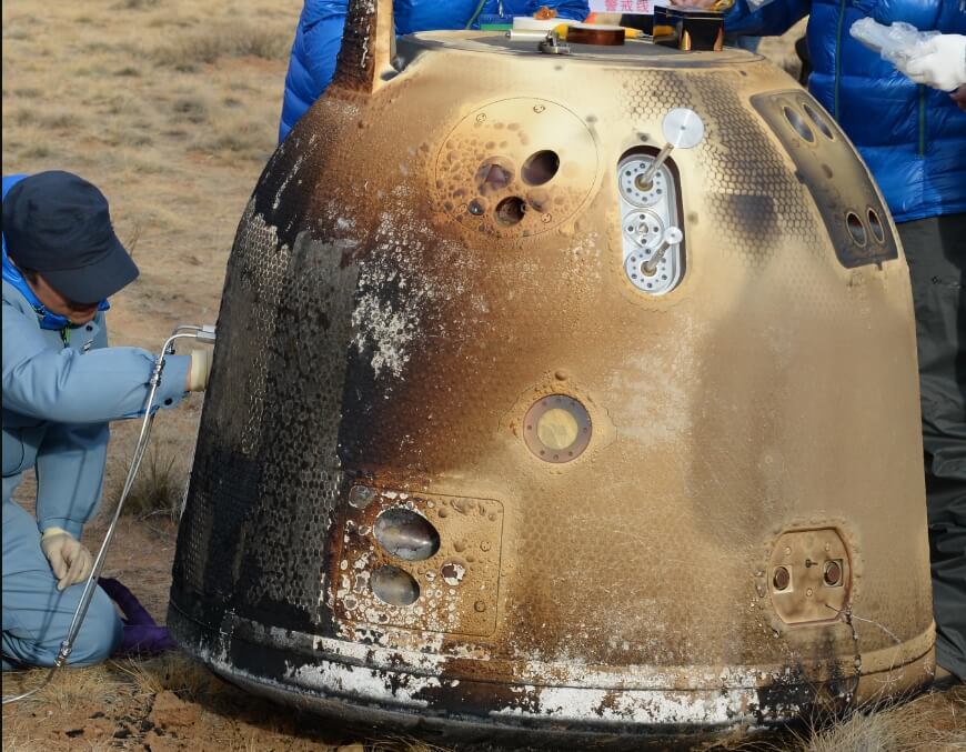 change 5 t1 <p>В феврале 2015 года Билл Грей, астроном, а также специалист в области разработки ПО для отслеживания астероидов, обнаружил космический мусор, который получил название WE0913A. Его идентифицировали как верхнюю ступень ракеты Falcon 9, которая была запущена также в феврале 2015 года. Ракета доставляла на орбиту спутник климатической обсерватории DSCOVR. Рассчитав траекторию полета, специалисты выяснили, что разгонный модуль должен столкнуться с Луной в начале марта нынешнего года, то есть спустя семь лет полета. Но недавно выяснилось, что астроном допустил ошибку, которую признал сам. Вероятно, WE0913A не имеет отношение к Falcon 9, а модулем ракеты-носителя Long March 3C, миссии Chang’e 5-T1, которая была запущенна в 2014 году. Chang’e 5-T1 представляет собой экспериментальный роботизированный космический аппарат, созданный Китаем для изучения Луны.