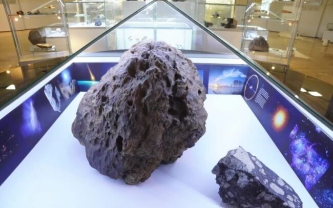 Фрагмент Челябинского метеорита. Фото.