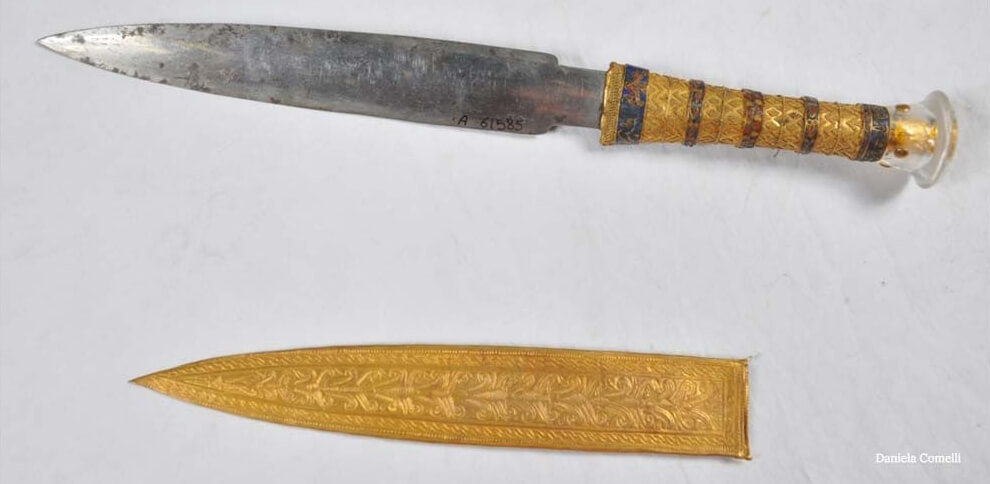 Подаренный фараону Тутанхамону кинжал в свое время удивил археологов своей красотой. Фото.