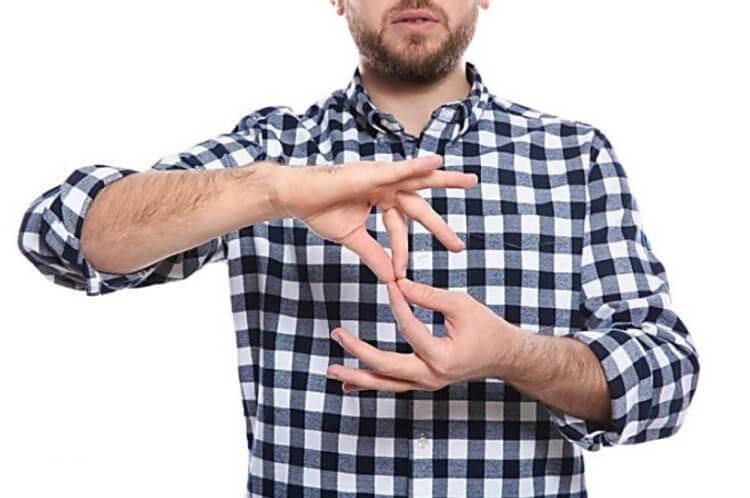 Формирование психики и речи глухонемого человека. Мысли глухонемых людей формируются на родном для них языке — это язык жестов. Фото.