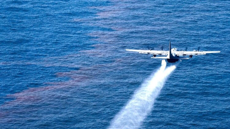 Устранение последствий взрыва Deepwater Horizon. Самолет распыляет вещества для устранения нефтяного пятна. Фото.