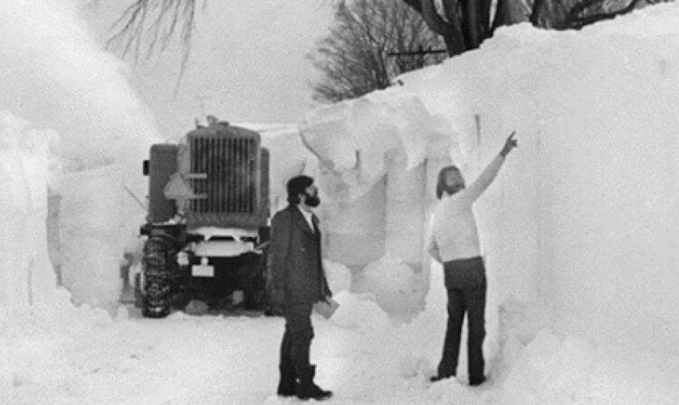 Снегопад в Буффало в 1977 году. Снежные сугробы в Буффало достигали огромной высоты. Фото.