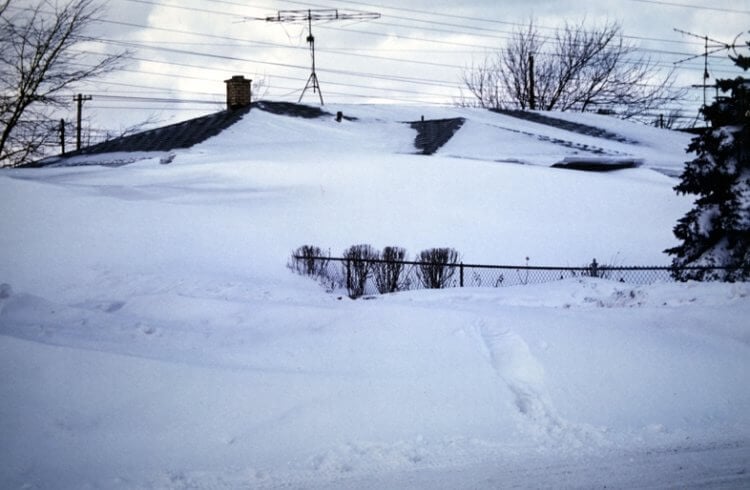 Снегопад в Буффало в 1977 году. Дом, который почти полностью остался под снегом. Фото.