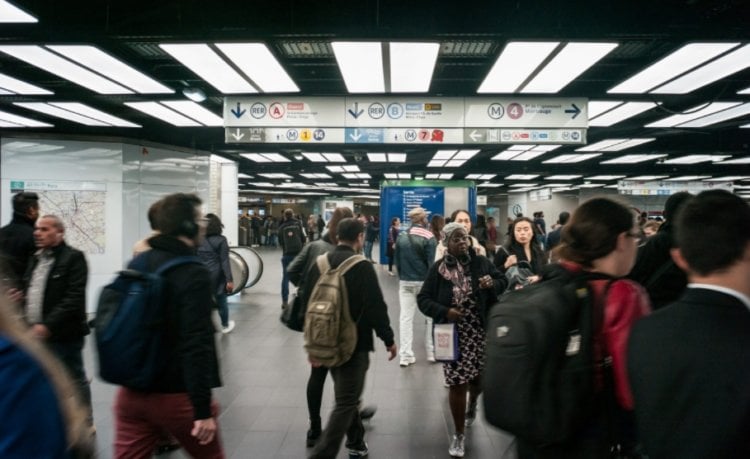 Дешевый и безопасный способ отопление зданий. Тепло парижского метро помогает отапливать жилой дом. Фото.