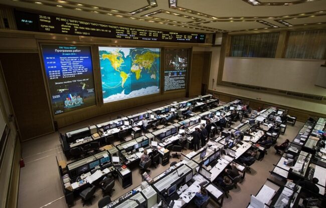 Кому принадлежит МКС и кто им управляет? Главный зал Центра управления полетами. Фото.