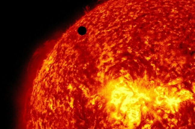 Как астрономы ищут экзопланеты? Большинство далеких планет сегодня обнаруживаются транзитным методом. Фото.