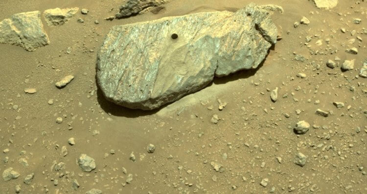 Как Perseverance собирает марсианский грунт? Отверстие, которое сделал аппарат Perseverance на марсианском камне. Фото.