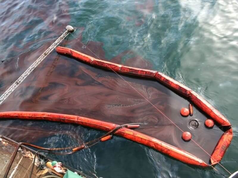 Механический способ сбора нефти наиболее распространенный. Фото.