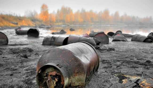 Почва загрязняется микропластиком и химикатами. Фото.