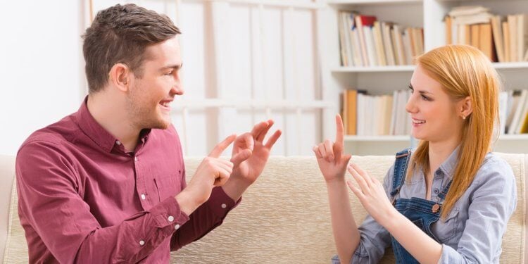 Формирование психики и речи глухонемого человека. Глухонемые люди вначале изучают язык жестов, а затем дактикологию. Фото.
