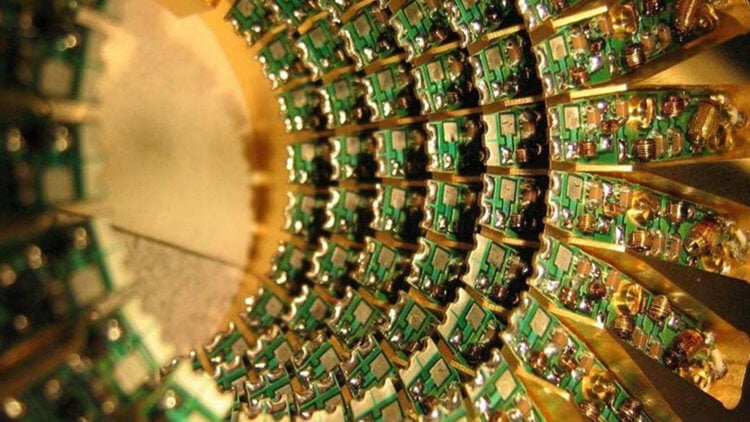 Квантовые вычисления и технологии. Для создания функционального квантового компьютера требуется удерживать объект в состоянии суперпозиции достаточно долго, чтобы выполнять на нем различные процессы. Фото.