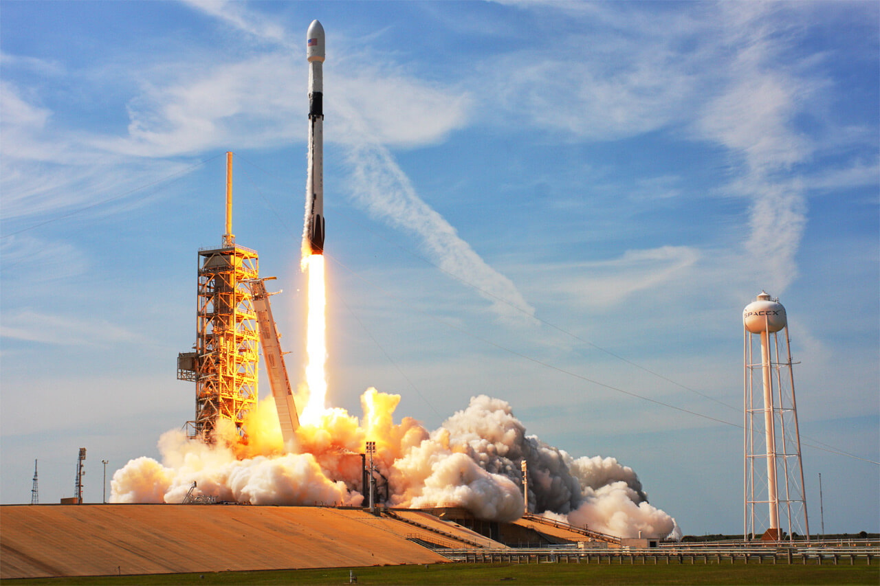 raketa falcon 9 <p>В феврале 2015 года Билл Грей, астроном, а также специалист в области разработки ПО для отслеживания астероидов, обнаружил космический мусор, который получил название WE0913A. Его идентифицировали как верхнюю ступень ракеты Falcon 9, которая была запущена также в феврале 2015 года. Ракета доставляла на орбиту спутник климатической обсерватории DSCOVR. Рассчитав траекторию полета, специалисты выяснили, что разгонный модуль должен столкнуться с Луной в начале марта нынешнего года, то есть спустя семь лет полета. Но недавно выяснилось, что астроном допустил ошибку, которую признал сам. Вероятно, WE0913A не имеет отношение к Falcon 9, а модулем ракеты-носителя Long March 3C, миссии Chang’e 5-T1, которая была запущенна в 2014 году. Chang’e 5-T1 представляет собой экспериментальный роботизированный космический аппарат, созданный Китаем для изучения Луны.