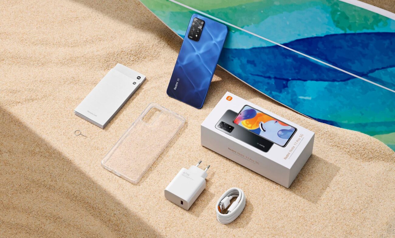 В комплекте с Redmi Note 11 Pro идёт мощный блок питания, который зарядит его всего за полчаса. Фото.