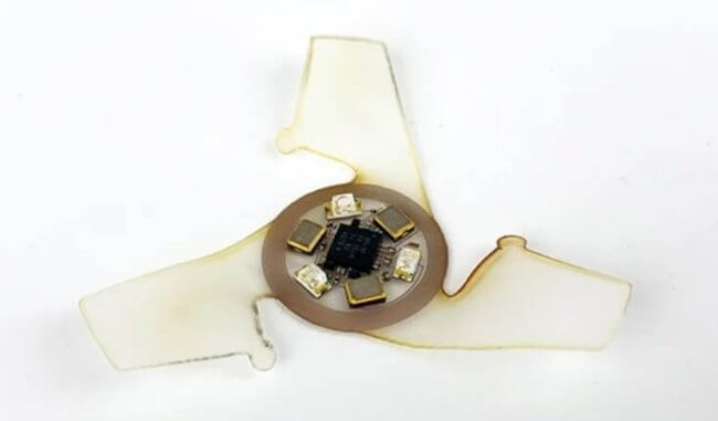 Пример использования батарейки. Самый маленький летательный аппарат. Фото.