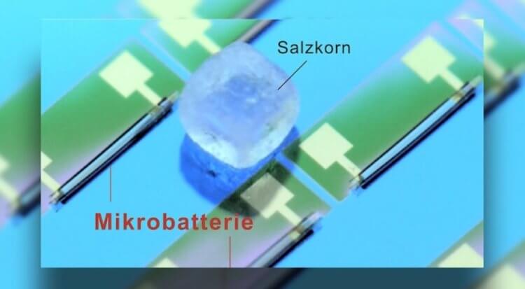 Самая маленькая батарея в мире. Крошечная батарея сравнении с крупицей соли. Фото.