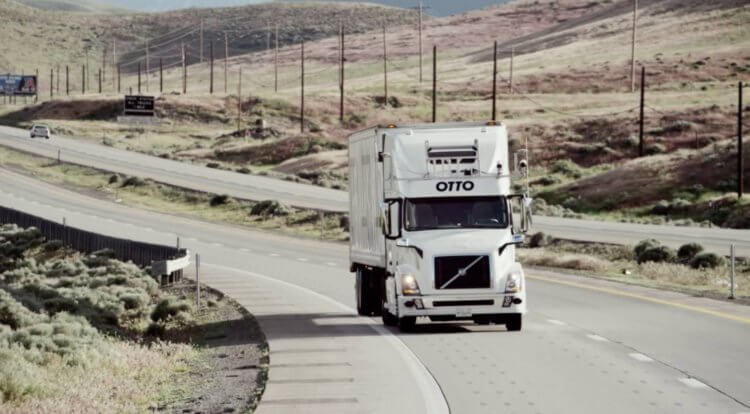 Тестирование беспилотных грузовиков в США. Как можно заметить, за рулем грузовика Otto никого нет. Фото.