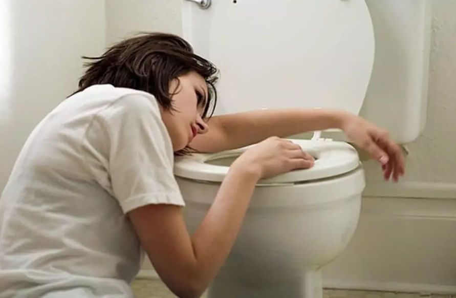 Симптомы лучевой болезни. При острой лучевой болезни возникает тошнота и слабость. Фото.