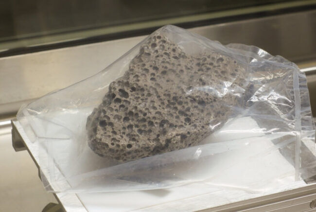 Далеко не все образцы лунного грунта хранятся в пробирке — камни находятся в пакетах. Фото.