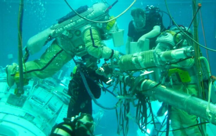 Испытания в бассейне. Подводная тренировка космонавтов. Фото.
