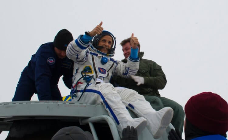 Тренировки после приземления. Космонавты и астронавты после полета чувствуют себя не лучшим образом. Фото.