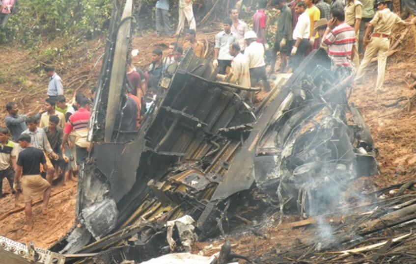 Обломки Boeing 737 в Мангалуре. Фото.