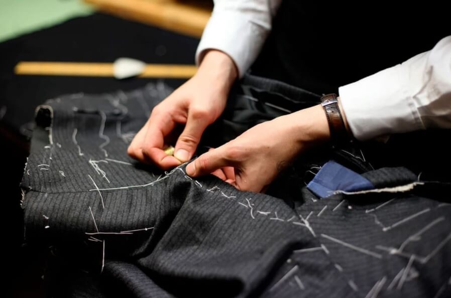 Как производится одежда? Среди работников ателье четко разделены обязанности. Фото.