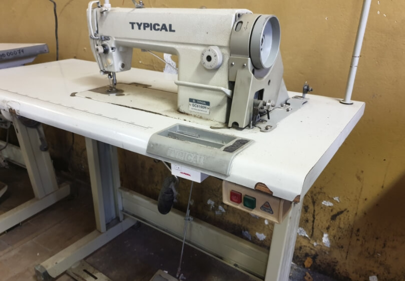 Как производится одежда? Промышленная швейная машина. Фото.