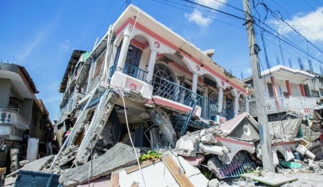 Разрушительные цунами происходят в разных странах — на фото последствия землетрясения на Гаити в 2021 году. Фото.