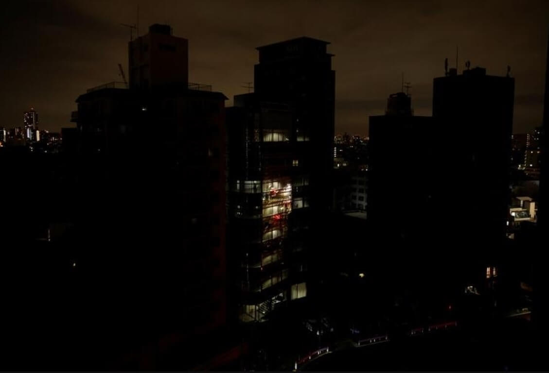 После землетрясения многие дома остались без электричества. Свет, который виден в некоторых домах, может подаваться из запасных источников. Фото.