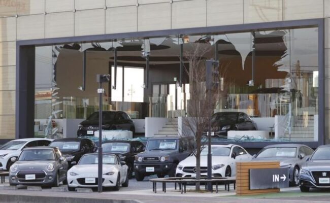 Землетрясение разбило окно автосалона в Корияме, префектура Фукусима. Фото.