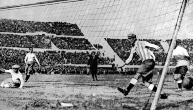 Первые крупные матчи по футболу. Сначала футбол не пользовался большим успехом. Фото.