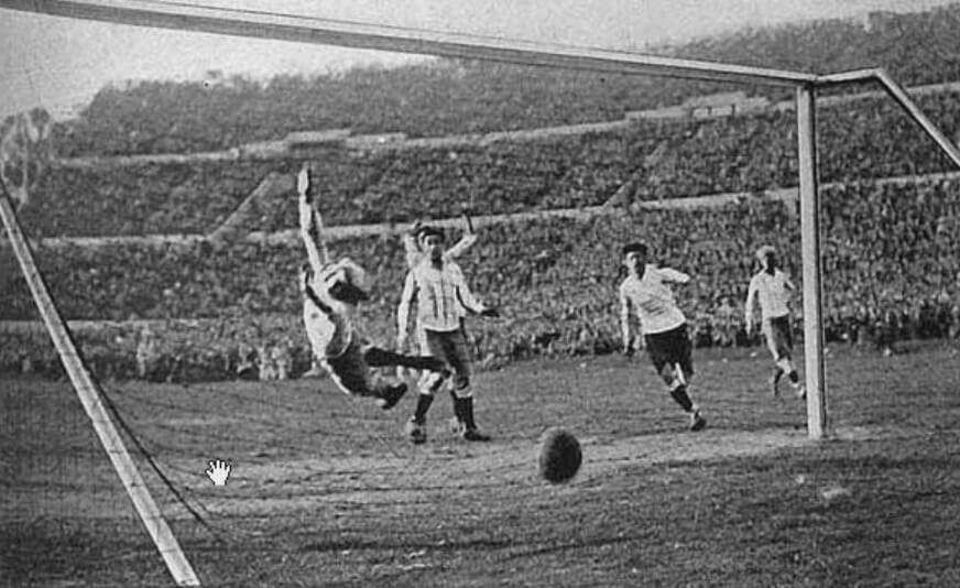 Первые Чемпионаты мира по футболу. Уругвайский игрок Эктор Кастро забивает четвертый гол в ворота Аргентины. Фото.