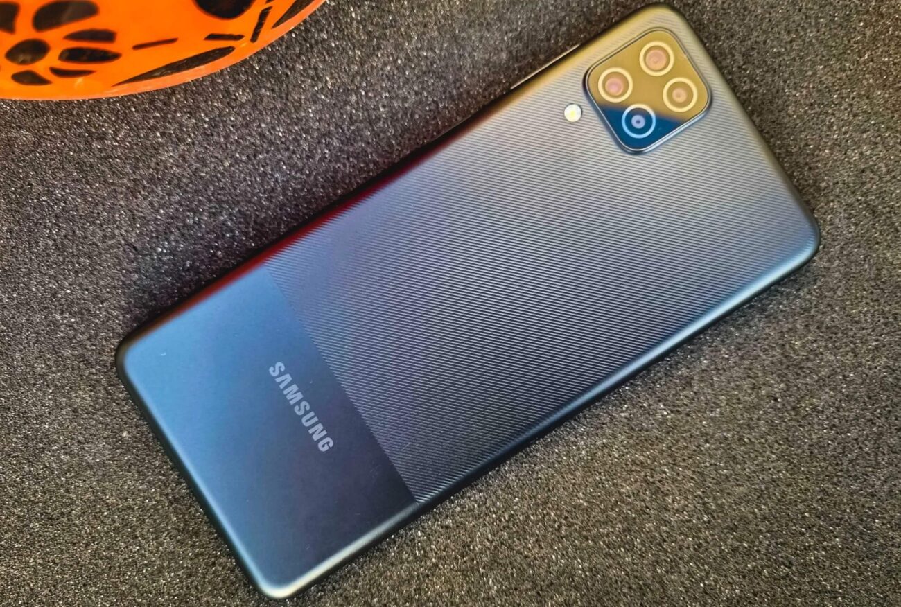 Galaxy M12, наверное, самый продвинутый смартфон в своей ценовой категории. Фото.